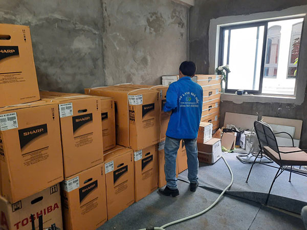 Nhân viên giao hàng của Máy Lạnh Giá Gốc giao máy lạnh Sharp cho một công trình ở TP. HCM